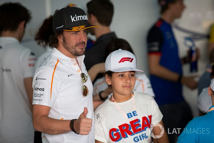 Fernando Alonso, McLaren en el desfile de pilotos