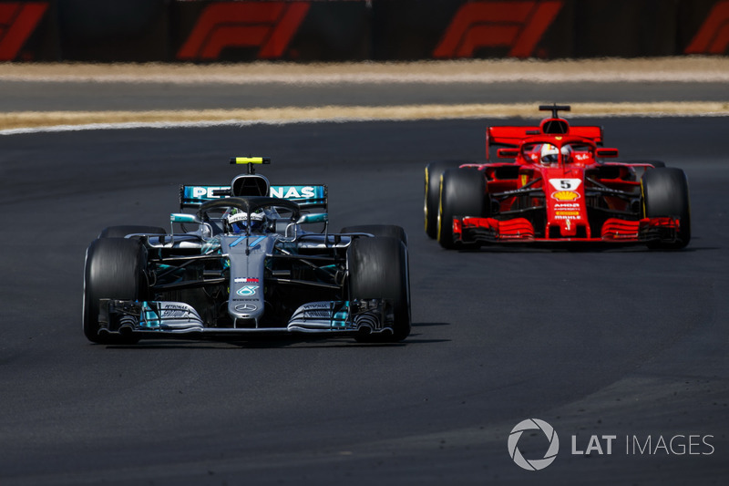 Valtteri Bottas, Mercedes AMG F1 W09, precede Sebastian Vettel, Ferrari SF71H