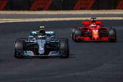 Valtteri Bottas, Mercedes AMG F1 W09, devant Sebastian Vettel, Ferrari SF71H
