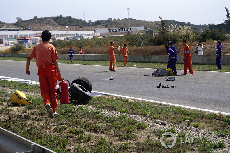 Martin Donnelly, Team Lotus, se encuentra en la pista después de un fuerte accidente