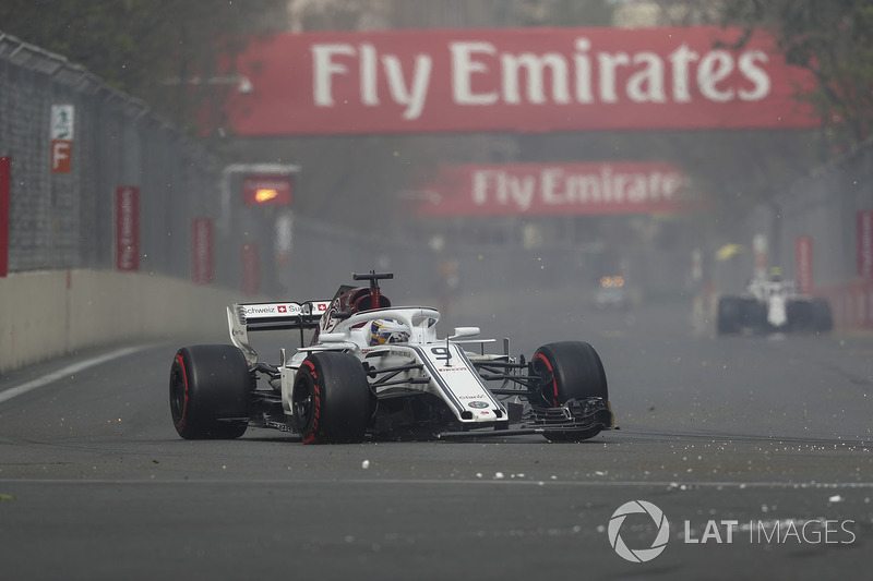 Marcus Ericsson, Sauber C37 ilk turda kırık ön kanat ile