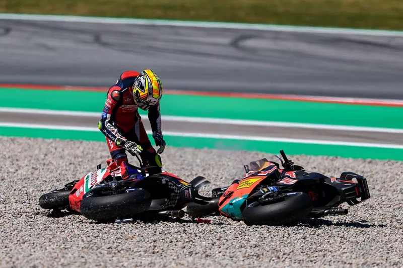 Brad Binder (Red Bull KTM Factory Racing) et Joan Mir (Honda HRC) ont chuté