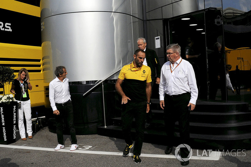 Jerome Stoll, directeur Renault Sport F1, Alain Prost, conseiller spécial Renault Sport F1, Cyril Abiteboul, directeur général Renault Sport F1 et Ross Brawn, manager sportif de la F1, près du motorhome McLaren