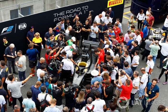 El nuevo auto de F2 2018 en el paddock