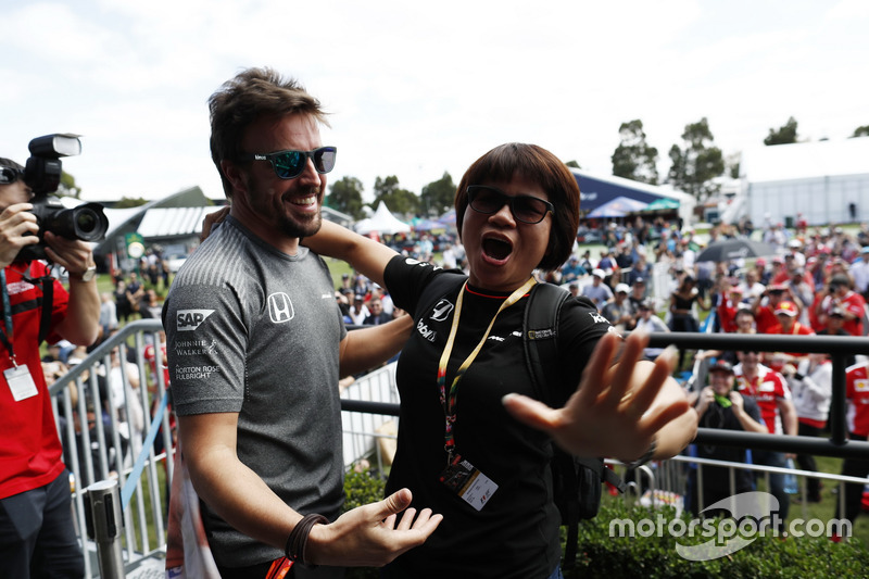 Fernando Alonso, McLaren, prend une fan dans ses bras