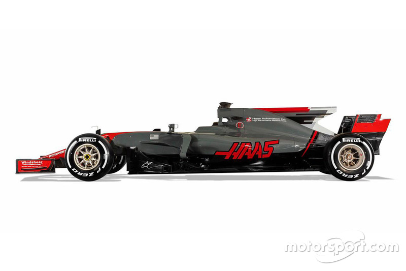 Haas F1 Team VF-17 vanaf de zijkant lijkt de wagen weinig 'rake' te hebben