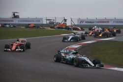Rennstart: Lewis Hamilton, Mercedes AMG F1 W08; Sebastian Vettel, Ferrari SF70H; Valtteri Bottas, Me
