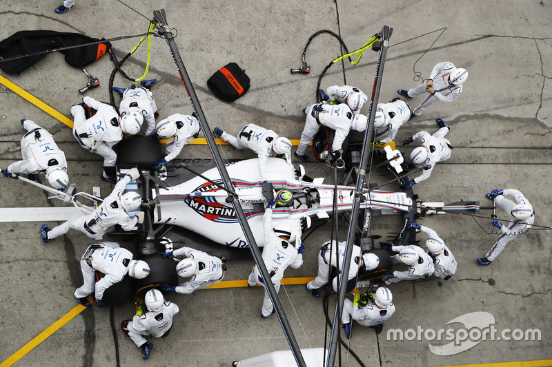 Felipe Massa, Williams FW40, makes a stop