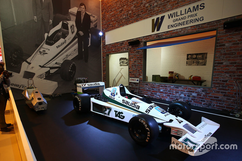 Une Williams FW06 sur le stand Williams Martini Racing