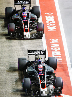 Kevin Magnussen, Haas F1 Team VF-17, Romain Grosjean, Haas F1 Team VF-17, dans la voie des stands