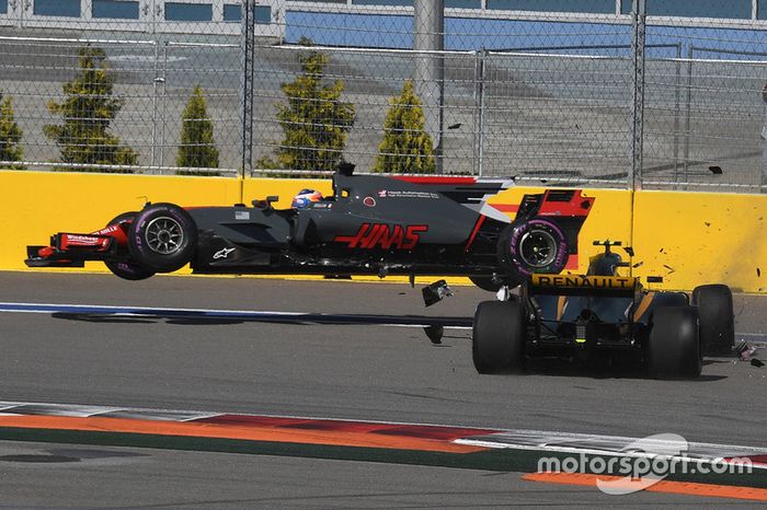 Romain Grosjean, Haas F1 Team VF-17 y Jolyon Palmer, Renault Sport F1 Team RS17  chocan