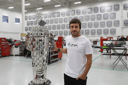 Фернандо Алонсо и трофей BorgWarner