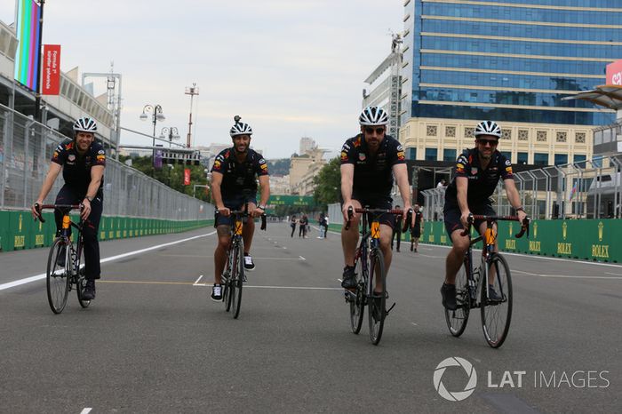 Daniel Ricciardo, Red Bull Racing paseo en bicicleta en pista con los mecánicos de Red Bull Racing
