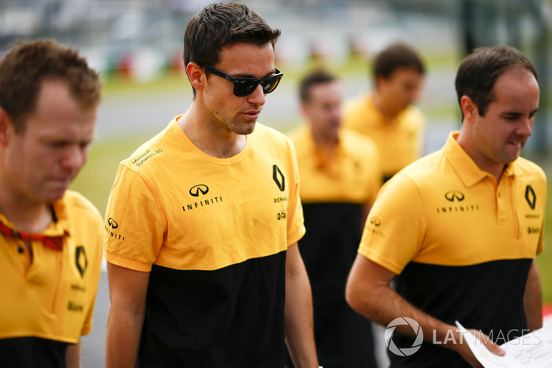Jolyon Palmer, Renault Sport F1 Team, walks the track with his team
