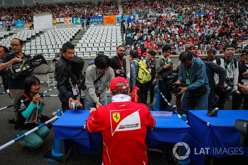 Kimi Raikkonen, Ferrari signs autographs for the fans