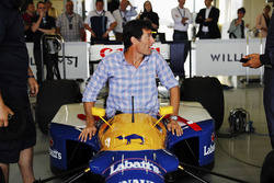 Mark Webber enters the cockpit of an FW14 Renault Sport F1 Team