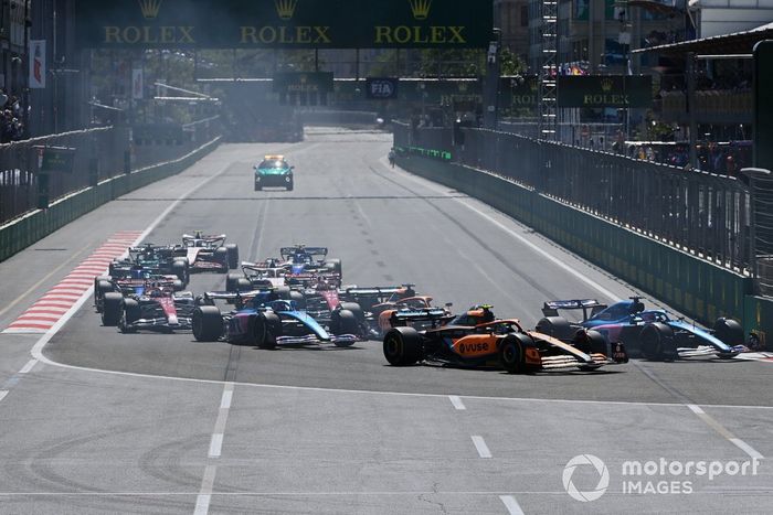 Arrancada Fernando Alonso, Alpine A522, Lando Norris, McLaren MCL36, Daniel Ricciardo, McLaren MCL36, Esteban Ocon, Alpine A522 en la primera curva