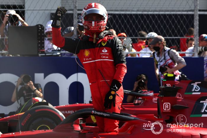 Ganador de la pole Charles Leclerc, de Ferrari, celebra su llegada al Parc Ferme