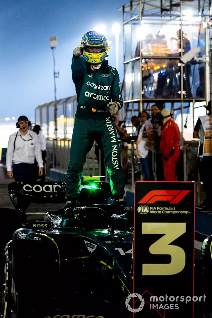 Fernando Alonso, Aston Martin F1 Team, 3ª posición, celebra en Parc Ferme
