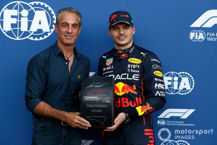 Max Verstappen, Red Bull Racing, recibe el premio Pirelli Pole Position de parte de Carlos Slim Domit