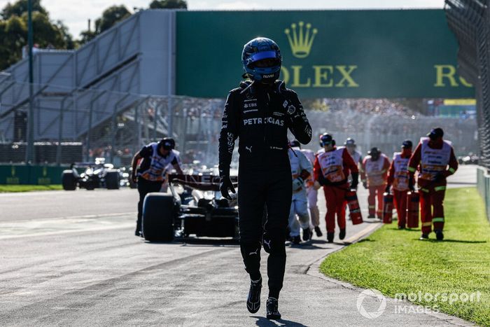 George Russell, Mercedes-AMG, se retira de la carrera debido a un incendio