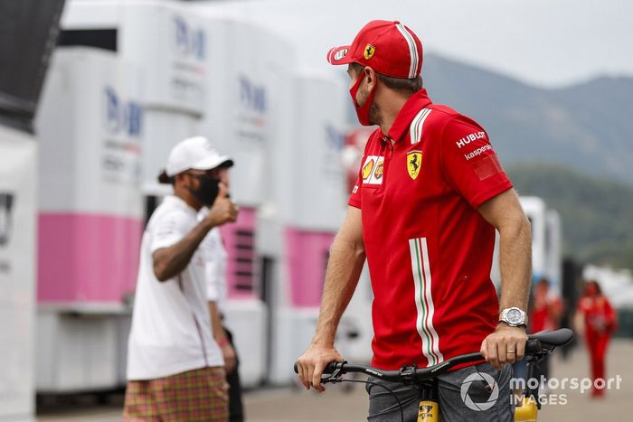 Lewis Hamilton, Mercedes-AMG F1 y Sebastian Vettel, Ferrari en el paddock