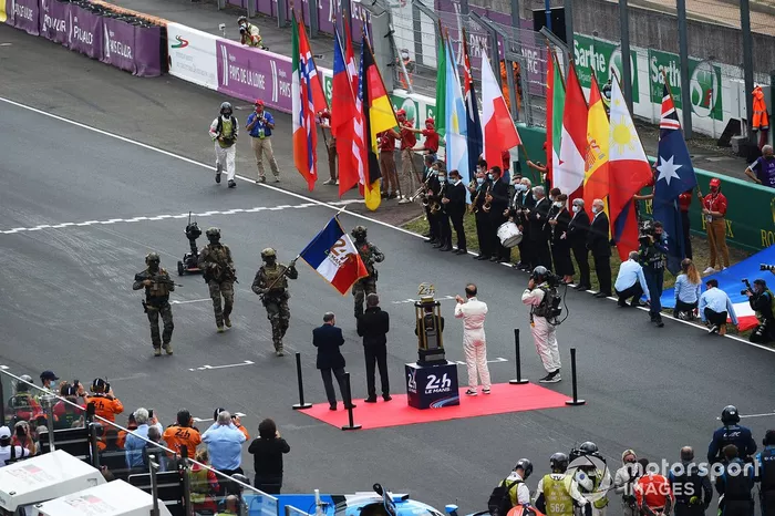 La bandera de las 24 horas de Le Mans es entregada por el ejército francés