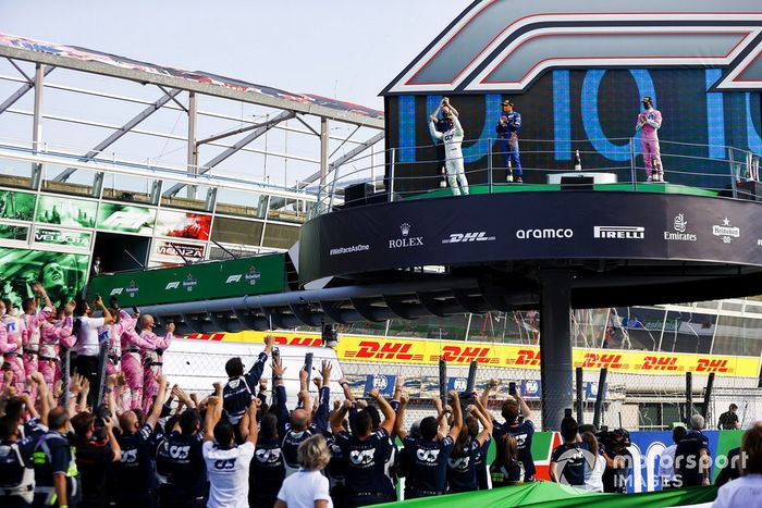 Podio: segundo lugar Carlos Sainz Jr., McLaren, ganador Pierre Gasly, AlphaTauri, y tercer lugar Lance Stroll, Racing Point