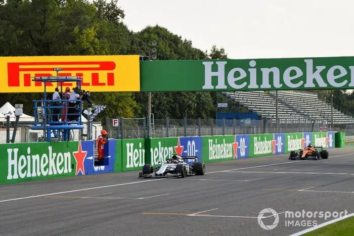 Ganador Pierre Gasly, AlphaTauri AT01 y el segundo lugar Carlos Sainz Jr., McLaren MCL35