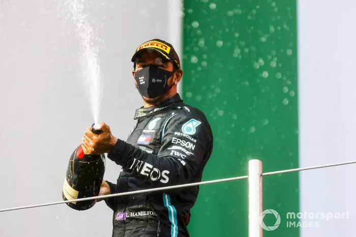 Podio: ganador de la carrera Lewis Hamilton, Mercedes-AMG F1 celebra