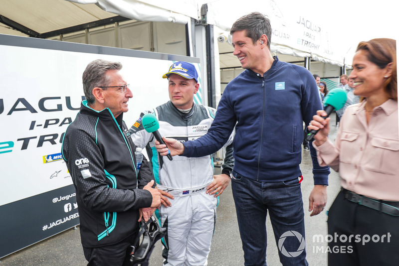 Vernon Kay, Amanda Stretton con el papá de Simon Evans, Team Asia New Zealand, Owen