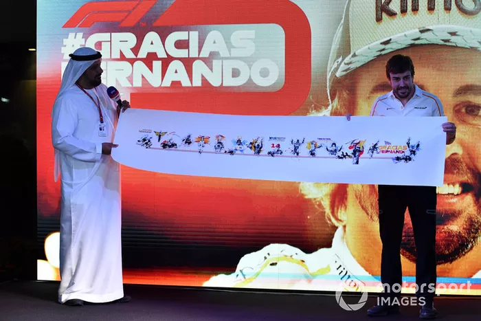 Al Tarek Al Ameri, CEO de Yas Marina en el escenario mientras Fernando Alonso, McLaren se despide de los fanáticos