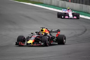 Daniel Ricciardo, Red Bull Racing RB14 ed Esteban Ocon, Racing Point Force India VJM11 
