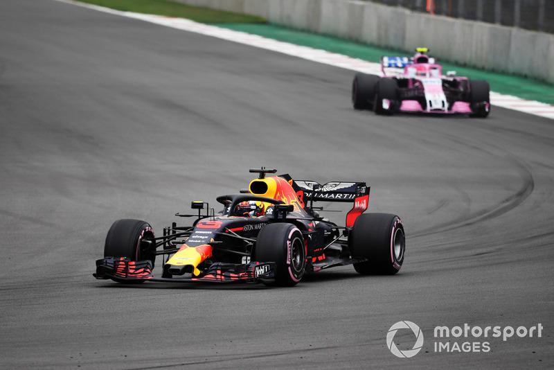 Daniel Ricciardo, Red Bull Racing RB14 ed Esteban Ocon, Racing Point Force India VJM11