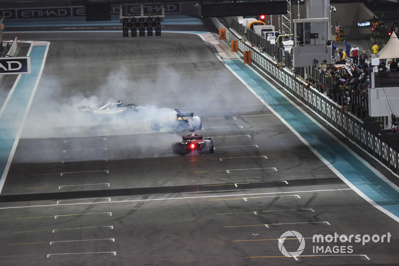 Lewis Hamilton, Mercedes-AMG F1 W09, Sebastian Vettel, Ferrari SF71H et Fernando Alonso, McLaren MCL33 font des donuts