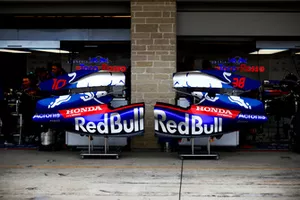 Des pièces de carrosserie de Scuderia Toro Rosso STR13 dans la voie des stands