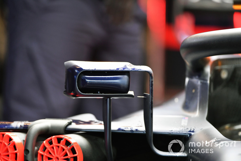 Un rétroviseur de Red Bull Racing RB14