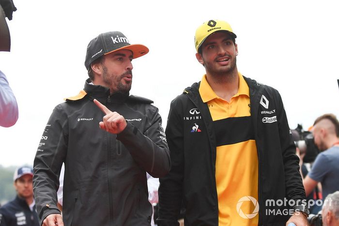 Fernando Alonso, McLaren yCarlos Sainz Jr., Renault Sport F1 Team en el desfile de pilotos