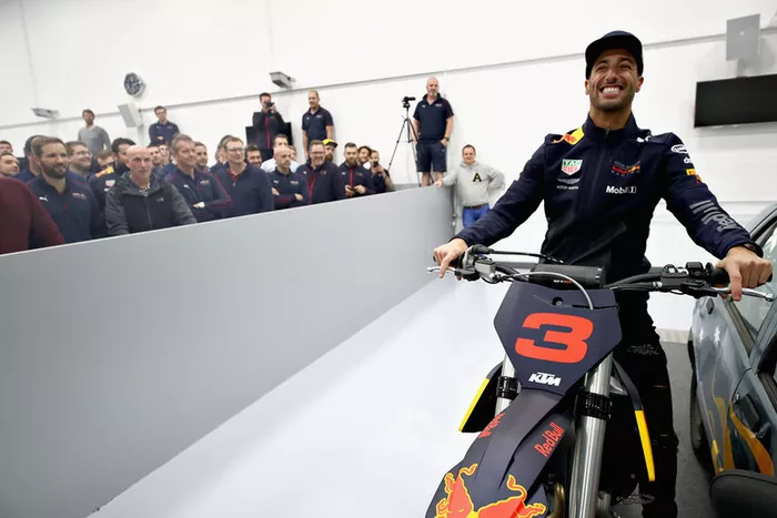 Daniel Ricciardo, Red Bull Racing, posa para una foto con su moto KTM