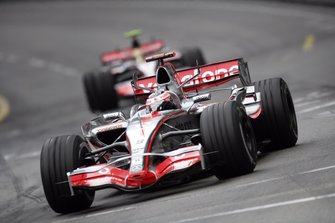 Fernando Alonso, McLaren MP4-22, precede il compagno di squadra Lewis Hamilton, McLaren MP4-22