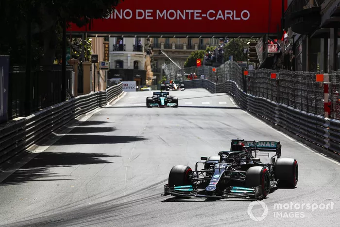 Lewis Hamilton, Mercedes W12, Sebastian Vettel, Aston Martin AMR21