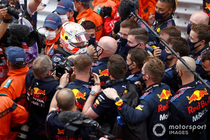 Ganador Max Verstappen, Red Bull Racing, celebra con el equipo Parc Ferme