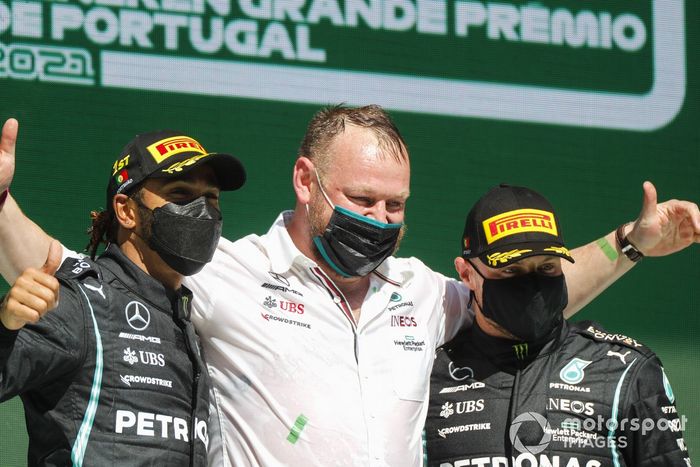 Podio: ganador de la carrera Lewis Hamilton, Mercedes y el tercer lugar Valtteri Bottas, Mercedes con un miembro de Mercedes