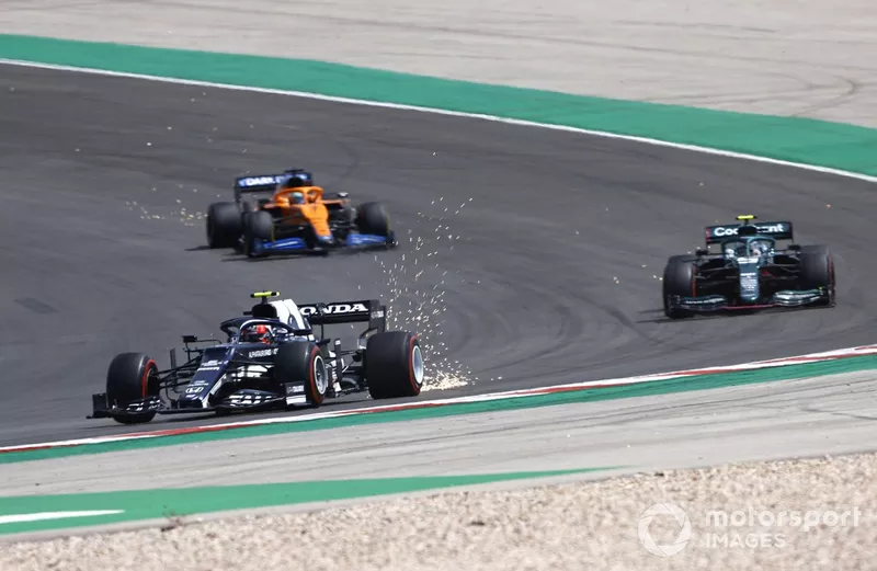 Pierre Gasly, AlphaTauri AT02, Sebastian Vettel, Aston Martin AMR21, e Daniel Ricciardo, McLaren MCL35M