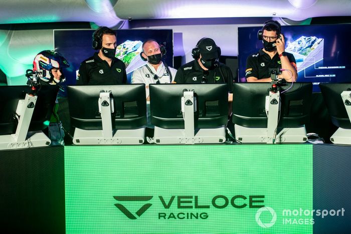 Jamie Chadwick, Veloce Racing, y el equipo Veloce, en el centro de comando