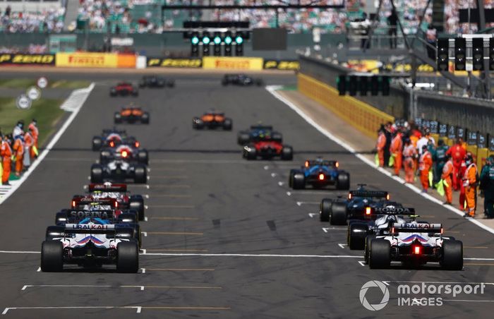 Max Verstappen, Red Bull Racing RB16B, Lewis Hamilton, Mercedes W12, lideran al pelotón mientras las luces se ponen en verde