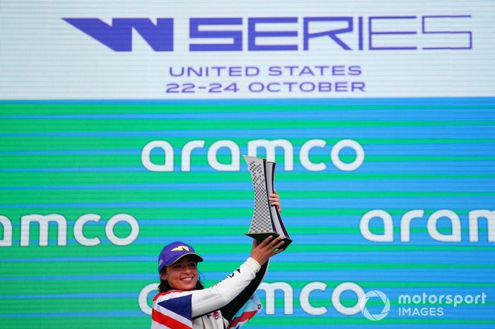 Podio: campeona Jamie Chadwick 
celebra