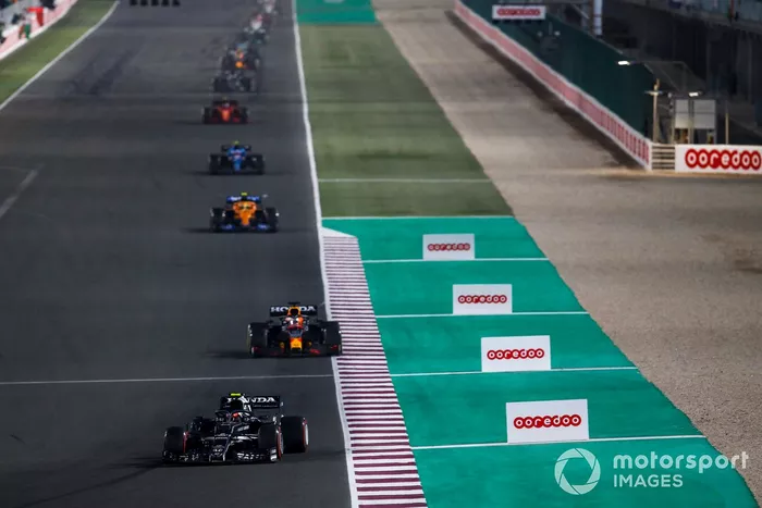 Pierre Gasly, AlphaTauri AT02, Max Verstappen, Red Bull Racing RB16B, y Lando Norris, McLaren MCL35M