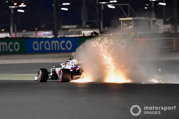Chispas del coche de Mick Schumacher, Haas VF-21
