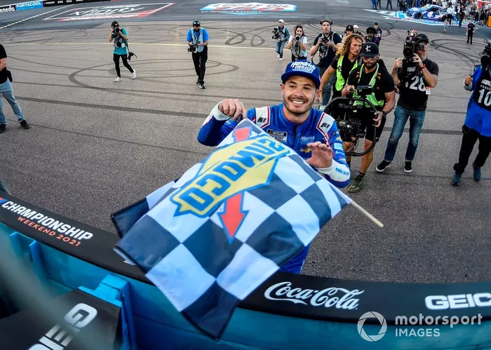 Campeón Kyle Larson, Hendrick Motorsports, Chevrolet Camaro HendrickCars.com